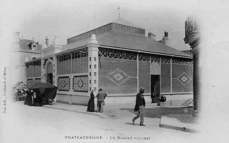 Le Marché couvert de Châteaubriant et la place Jeanne-d'Arc
